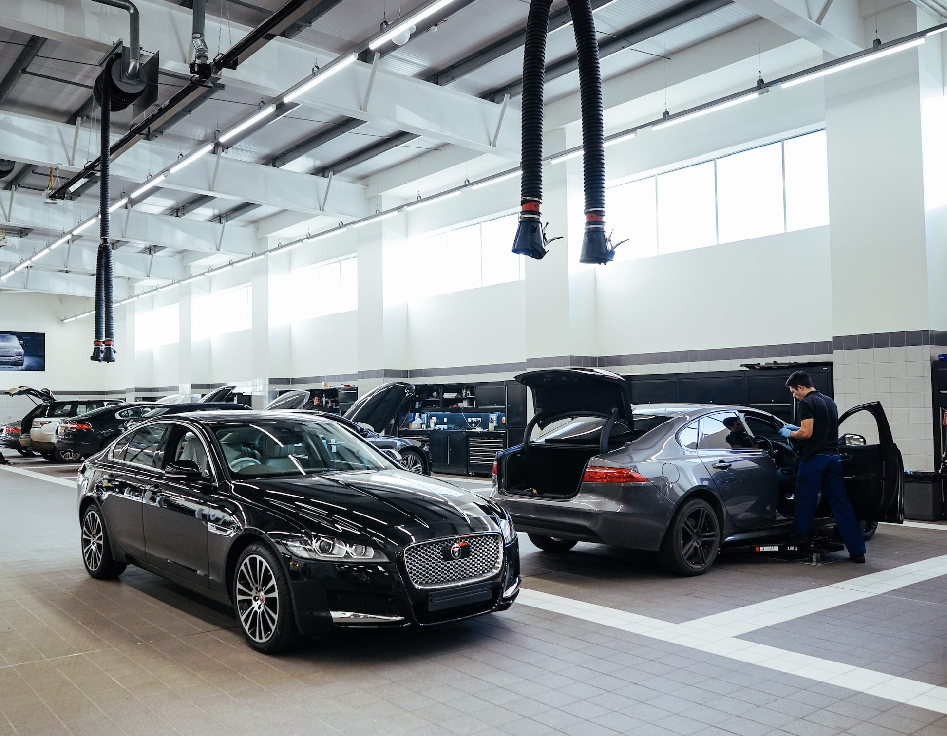 100% Jaguar - Fixed Price Servicing For Jaguars Over 3 Years Old 100% Jaguar - Fixed Price Servicing For Jaguars Over 3 Years Old