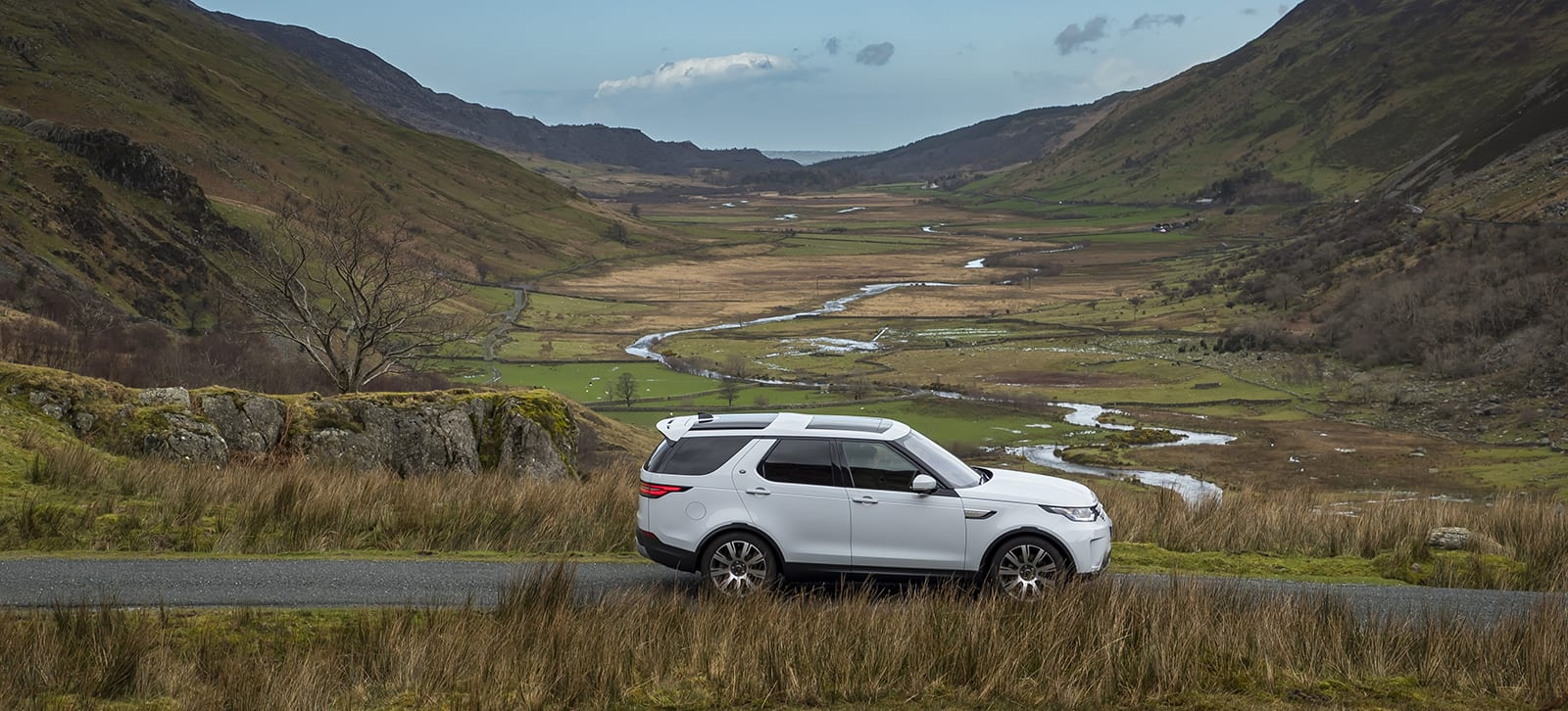 Discovering Wiltshire Picnic Spots in the All New Land Rover Discovery Discovering Wiltshire Picnic Spots in the All New Land Rover Discovery