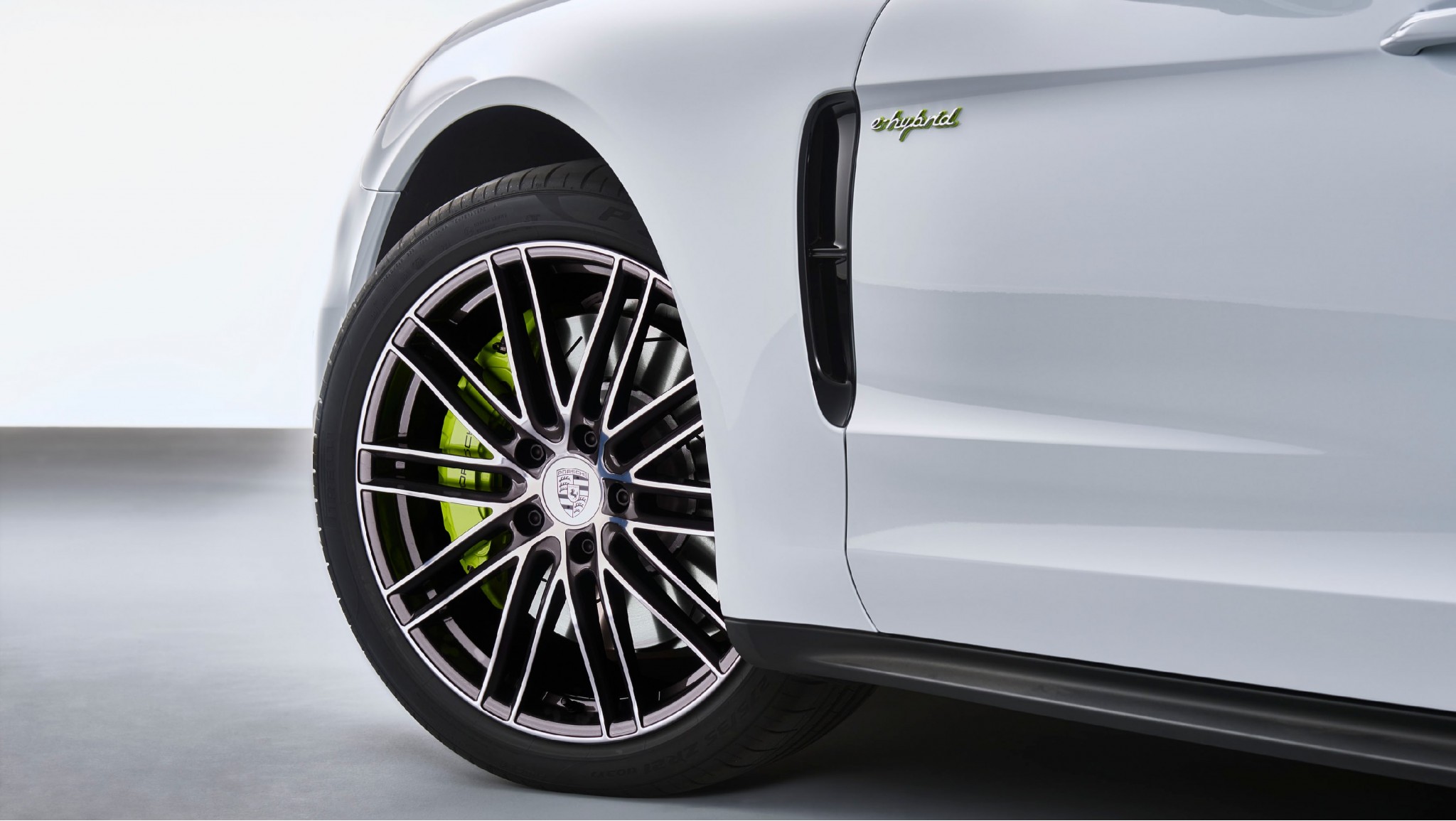 New hybrid model of the Panamera launched New hybrid model of the Panamera launched