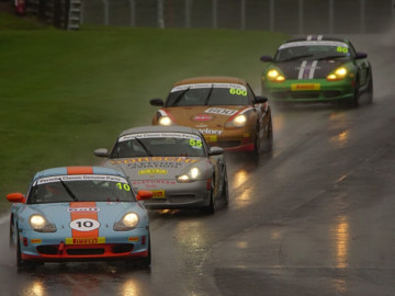 Porsche restoracing at oulton park raining