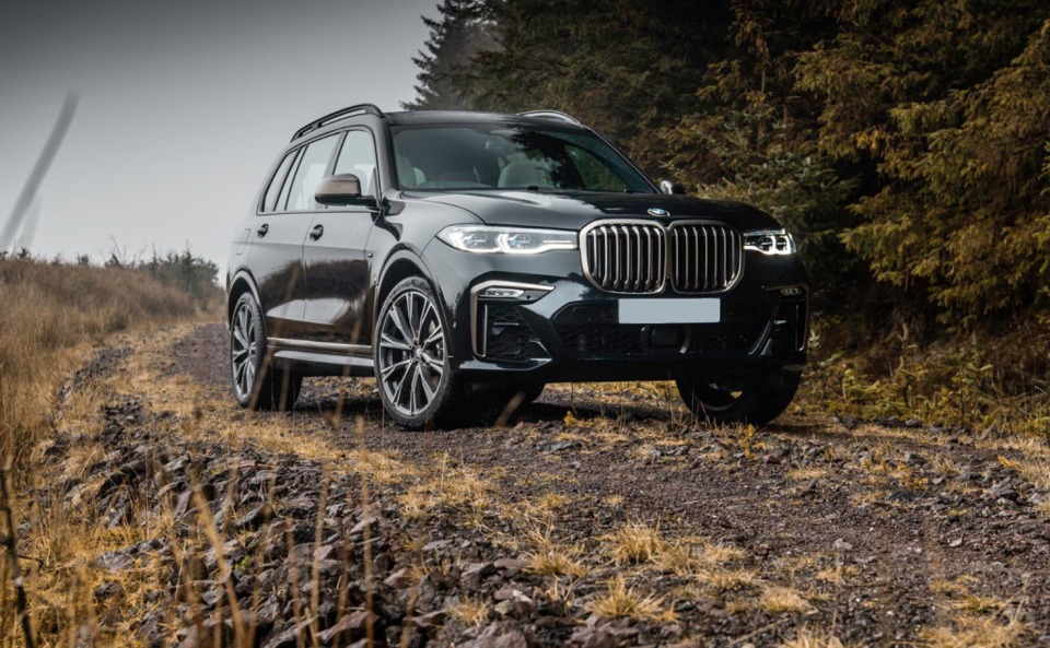 2019 BMW X7 M50d and M50i Concentrated power