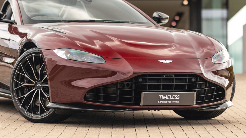 2020 Aston Martin Vantage Roadster Soft and sculpted vane grille